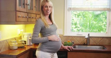 Mutfakta duran güzel hamile kadın