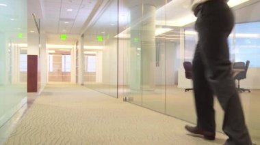 koridordan çalışan iş adamları