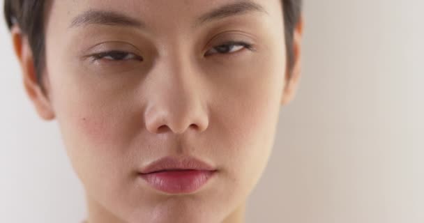 严重的亚洲女人脸的特写 — 图库视频影像