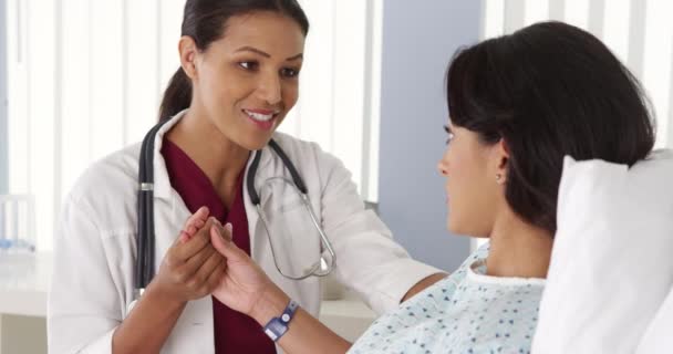 女医生牵着西班牙女人的手说话 — 图库视频影像