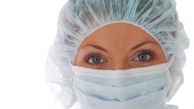 Doktor maskesi takan ve saç filesi takan genç bir kadın.