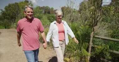 Son sınıf çifti hala aşık, yolda beraber yürüyorlar.