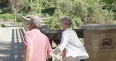 Olgun çift köprüye doğru koşuyor