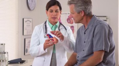 Doktor hastaya kalp rahatsızlığını açıklıyor.