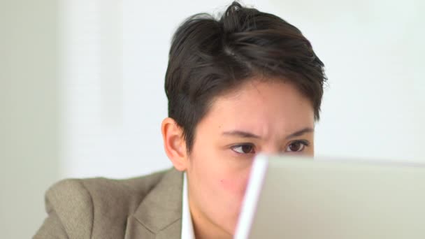 Asiática Mujer Negocios Concentrándose Mientras Trabaja Ordenador Portátil — Vídeo de stock