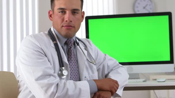 Латиноамериканський Лікар Сидить Зеленим Екраном Комп Ютері Задньому Плані — стокове відео