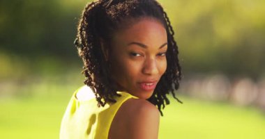 Parkta gülümseyen Afrikalı kadın