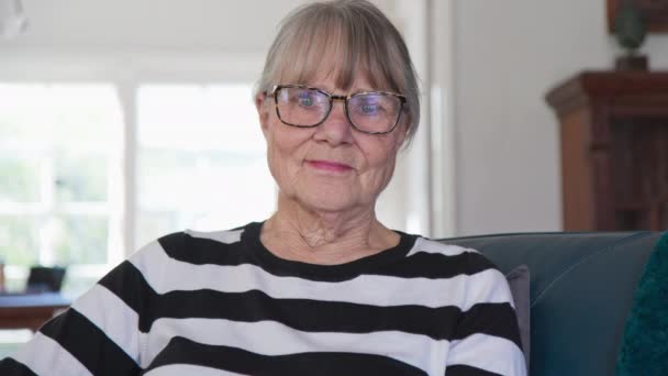 Κοντινό Πλάνο Πορτρέτο Της Ηλικιωμένης Καυκάσιας Στο Σπίτι Μεγαλύτερη Γυναίκα — Αρχείο Βίντεο