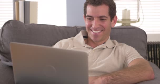 Hombre Feliz Usando Portátil Sofá — Vídeo de stock
