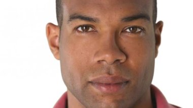 Afrika kökenli Amerikalı bir adamın yakın plan portresi.