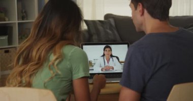 Irklararası çift dizüstü bilgisayarda doktor ile konuşmak