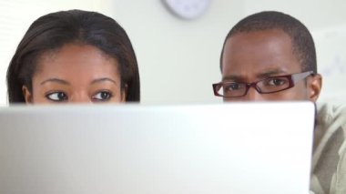 Laptop bilgisayarında çalışan siyahi iş adamı.