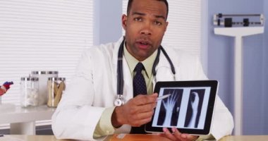 Siyah Doktor hastanın x-ray gözden geçirme