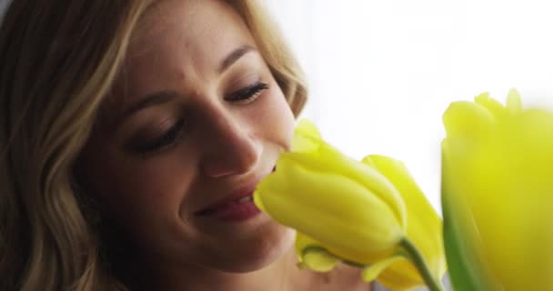 Jeune Femme Blonde Sentant Les Tulipes Jaunes — Video