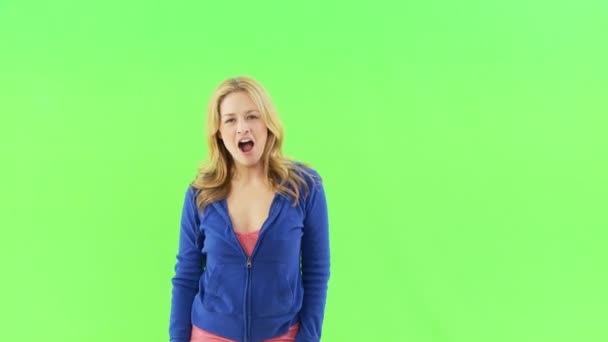 若い幸せな女性のあくび — ストック動画