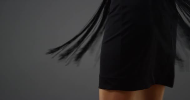 Zamknij Się Połowie Sekcji Kobieta Przędzenia Tańca Czarnej Sukience — Wideo stockowe