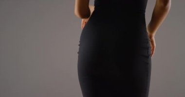 Siyahi kadının yavaş dans eden orta bölümünü kapatın.