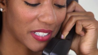 Afrikalı Amerikalı iş kadını telefon görüşmesi yapıyor.