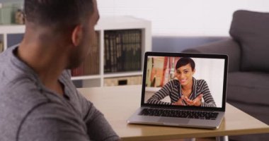 Siyahi genç çift web kameraları