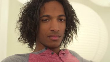 Siyah adam evde oturuyor.