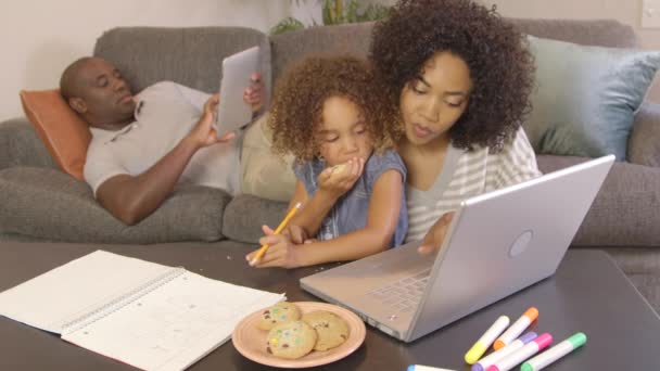 Афроамериканская Семья Делает Домашнее Задание Ноутбуком — стоковое видео