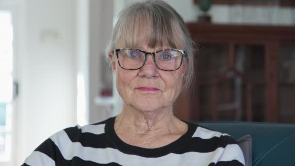Κοντινό Πλάνο Πορτρέτο Της Ηλικιωμένης Καυκάσιας Στο Σπίτι Κοιτάζοντας Την — Αρχείο Βίντεο