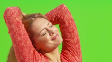 Kadının gülümsemesini, kollarını açmasını ve gökyüzüne bakmasını.