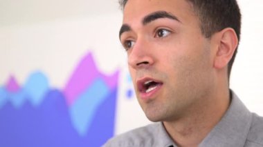 Meksikalı işadamı toplantıda konuşuyor.