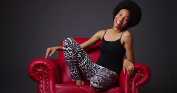 Zwarte Vrouw Lachen Bewegen Rood Lederen Fauteuil — Stockvideo