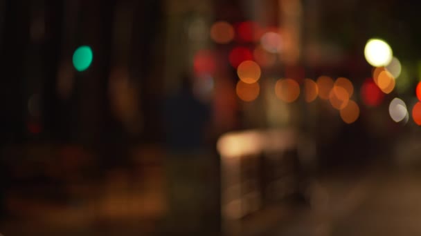 Фонова Плита Фокусу Вуличного Тротуару Міста Вночі Зміною Кольорових Вогнів — стокове відео