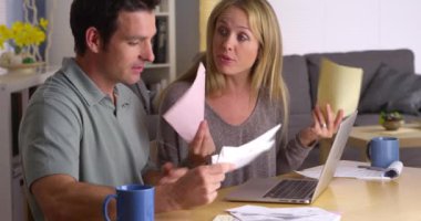 Çift faturaları üzerinde tartışırken