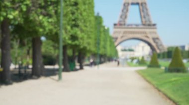 Champs de Mars 'ın ve Paris' teki Eyfel Kulesi 'nin arka plan plakası dışında. Mars Alanı 'nın bulanık manzarası ve tarihi Fransız anıtı
