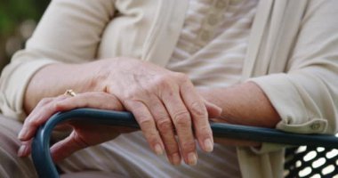 Parktaki bankta oturan olgun kadın şöyle düşünür: