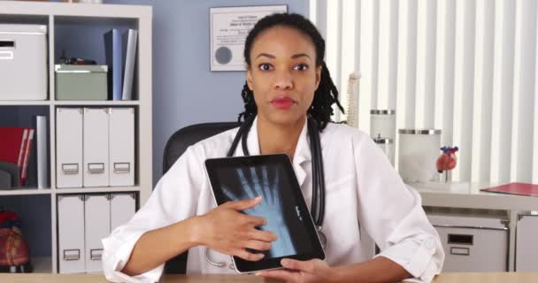 Afroamerykańska Lekarka Wyjaśniająca Promieniowanie Rentgenowskie Przez Czat Video — Wideo stockowe