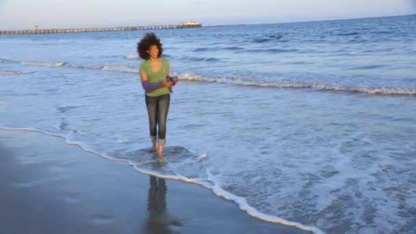 Портрет Жінки Дме Поцілунок Біжить Пляжі — стокове відео
