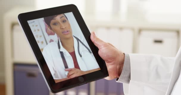 Γιατροί Βίντεο Συνομιλίας Στο Tablet — Αρχείο Βίντεο