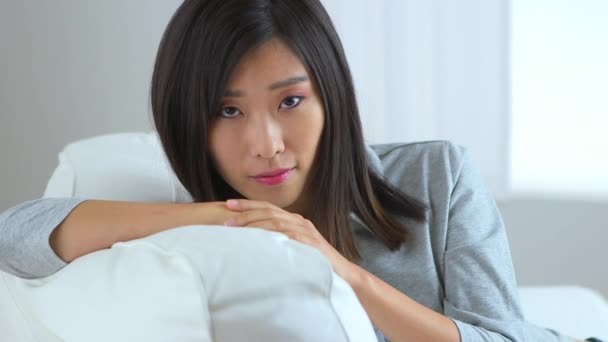 亚洲女人躺在沙发上 — 图库视频影像