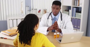 Afro-Amerikan hasta için Afrika kökenli Amerikalı doktor ofis masası söz