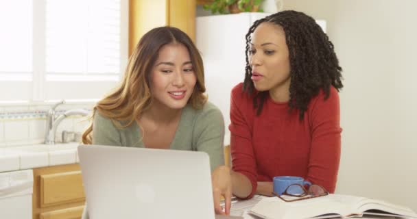 Asiatische Und Schwarze College Studenten Lernen Mit Laptop Computer — Stockvideo