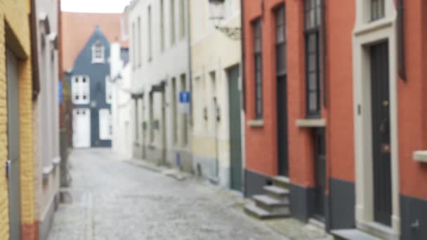 Buiten Focus Achtergrond Plaat Van Smalle Geplaveide Straat Europa Voor — Stockvideo