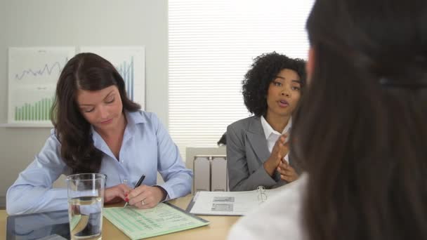 Dos Mujeres Negocios Entrevistan Una Tercera Mujer Escritorio — Vídeo de stock