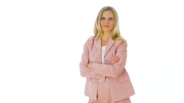 Kendine güvenen işkadını kameraya bakıyor