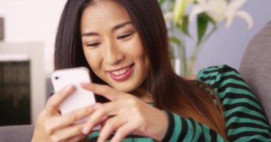 Mutlu Japon kadın manifatura smartphone cep telefonu ile