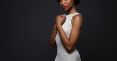 Bir zarif beyaz elbisesi içinde duran güzel Afrika kadın