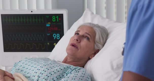 Hastanede Yatan Yaşlı Bir Kadın Ekg Monitörüne Bağlı Klinik Hemşirenin — Stok video