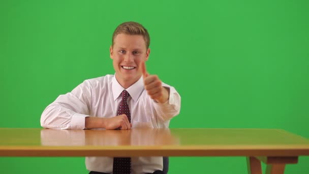 Бизнесмен Сидящий Столом Подающий Большие Пальцы Камеру — стоковое видео