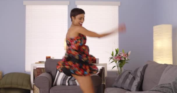 Sexy Afrikanerin Tanzt Floralem Kleid — Stockvideo