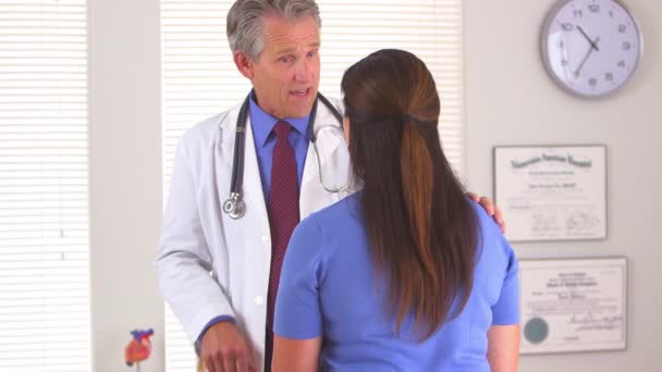 Médico Sincero Hablando Con Paciente — Vídeos de Stock