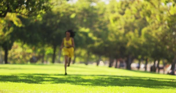 Mujer Africana Feliz Corriendo Hacia Cámara — Vídeos de Stock