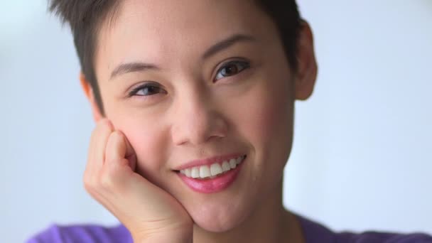 Feliz Mestiço Mulher Asiática Com Mão Bochecha — Vídeo de Stock
